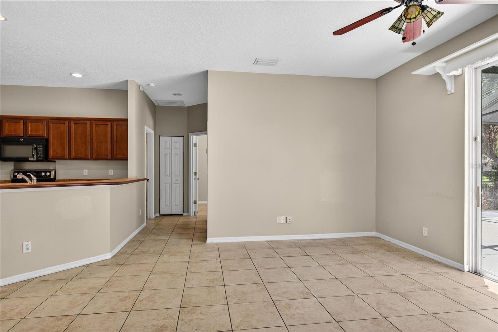 ACCESSS TO 2 BEDROOMS AND SECOND BATHROOM - 28931 BEAUCLAIRE DR, TAVARES