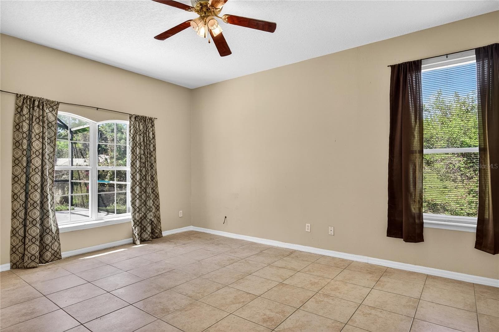 SPACOUS PRIMARY SUITEOVERLOOKS POOL - 28931 BEAUCLAIRE DR, TAVARES