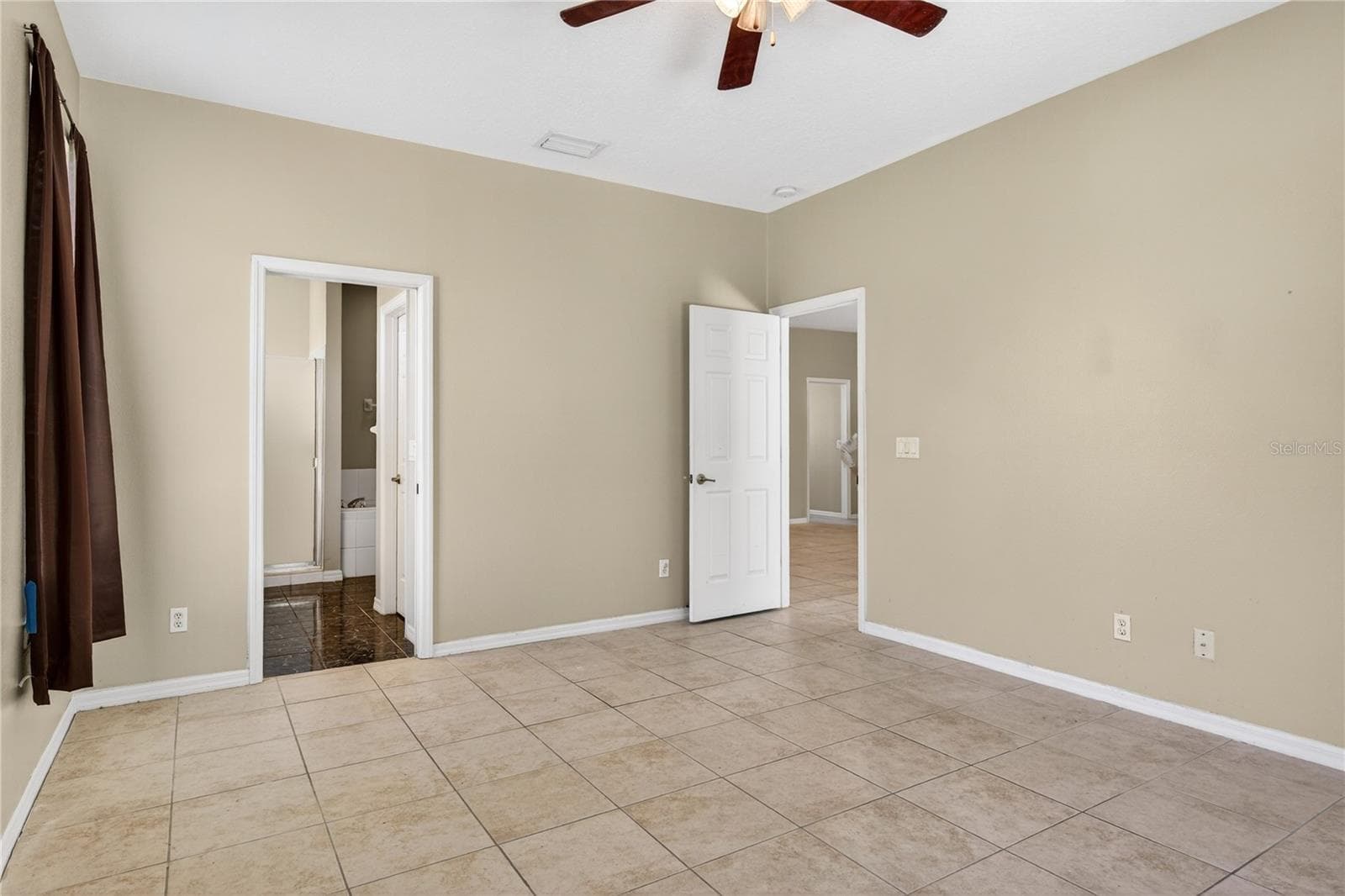 ACCESS TO PRIMARY EN SUITE - 28931 BEAUCLAIRE DR, TAVARES