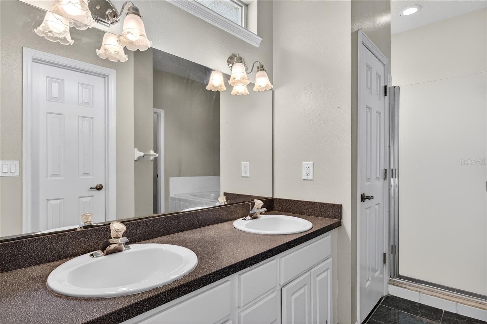 THE ENSUITE FEATURES WALK-IN CLOSET, DUAL SINKS, LINEN CLOSET, WALK-IN SHOWER, GARDEN SOAKING TUB AND WATER CLOSET - 28931 BEAUCLAIRE DR, TAVARES