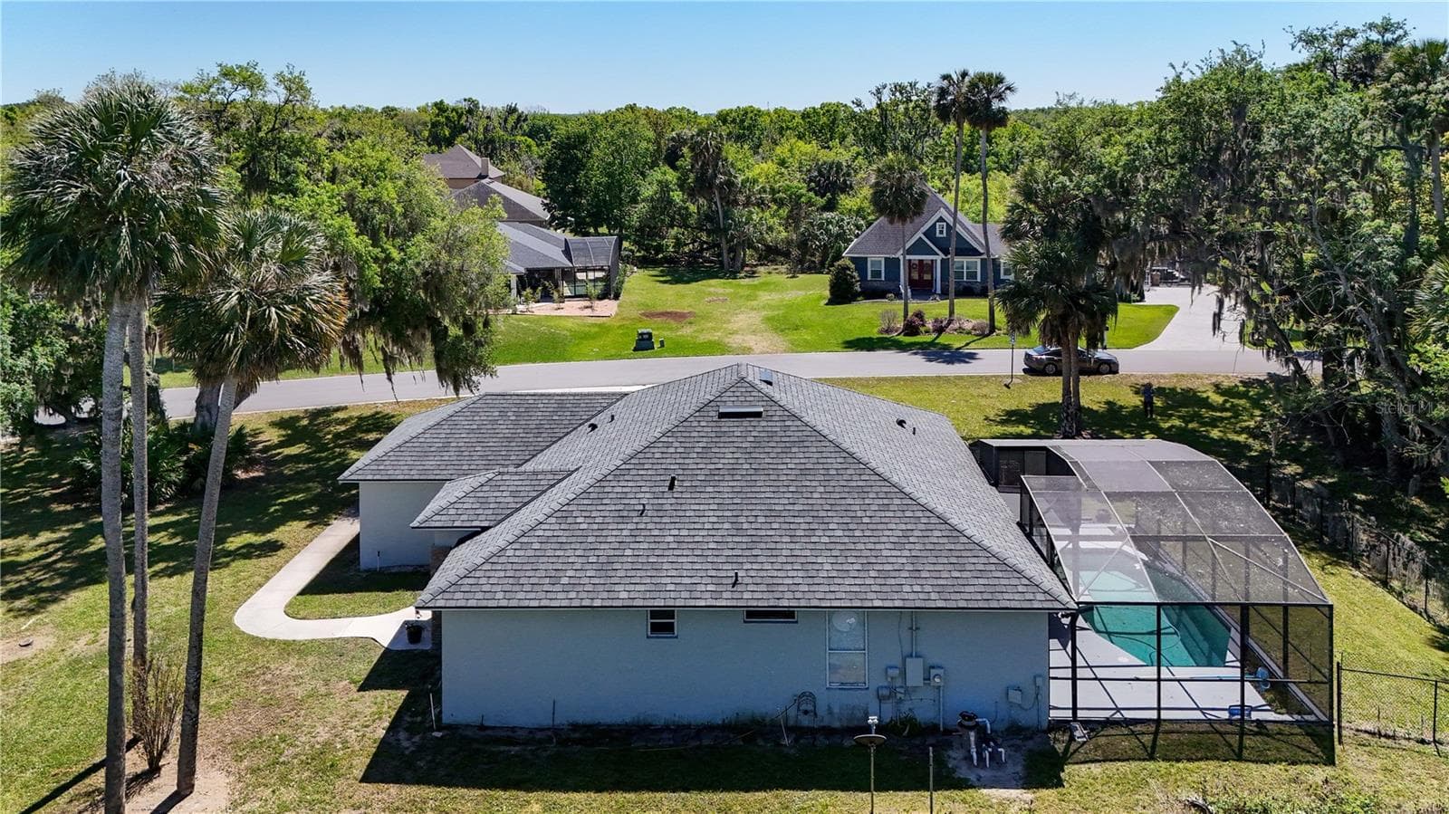 SIDE VIEW OF HOME BACKS UP TO WOODED AREA - 28931 BEAUCLAIRE DR, TAVARES