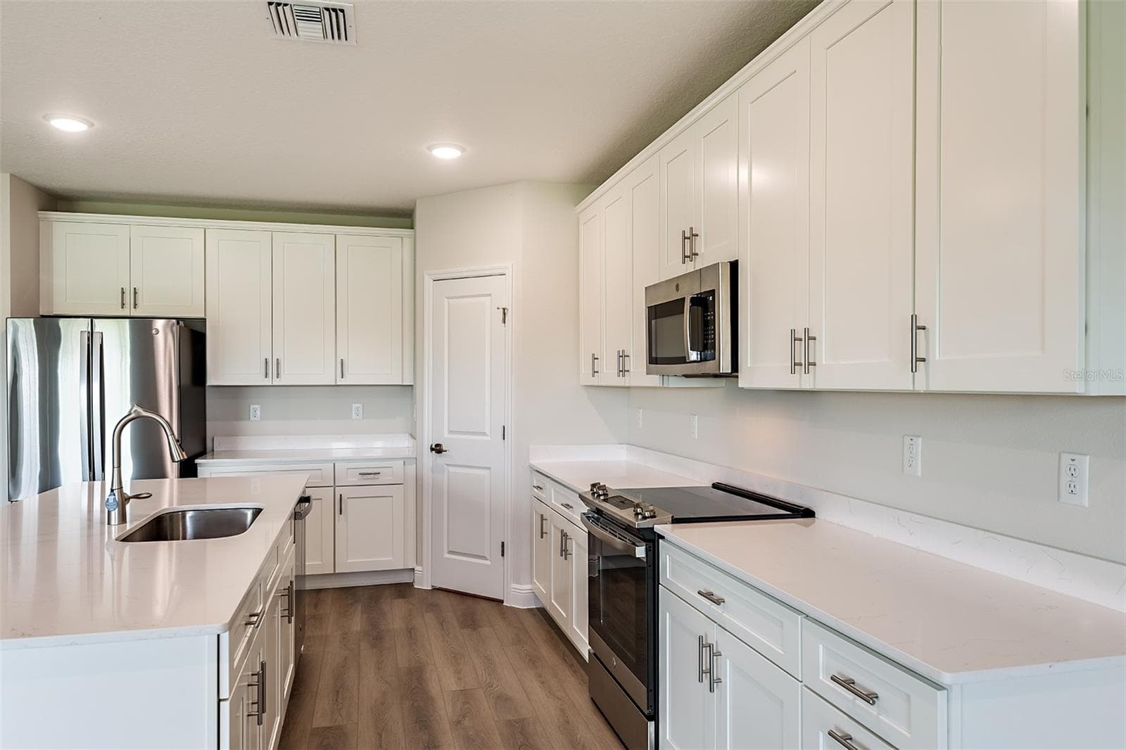 Single Family Residence at 31717 BIENVILLE LN, WESLEY CHAPEL, photo 8 of 31