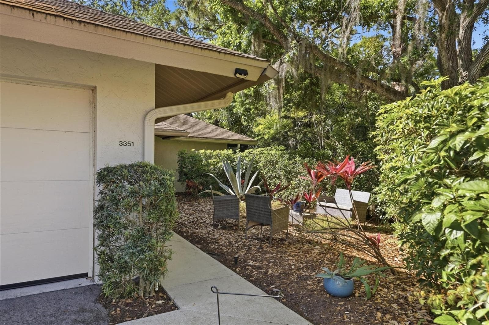 Large outdoor courtyard - 3351 THORNWOOD RD #3351, SARASOTA