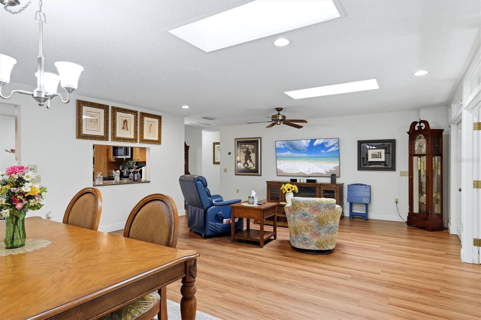 living area with high ceilings and skylights - 3351 THORNWOOD RD #3351, SARASOTA