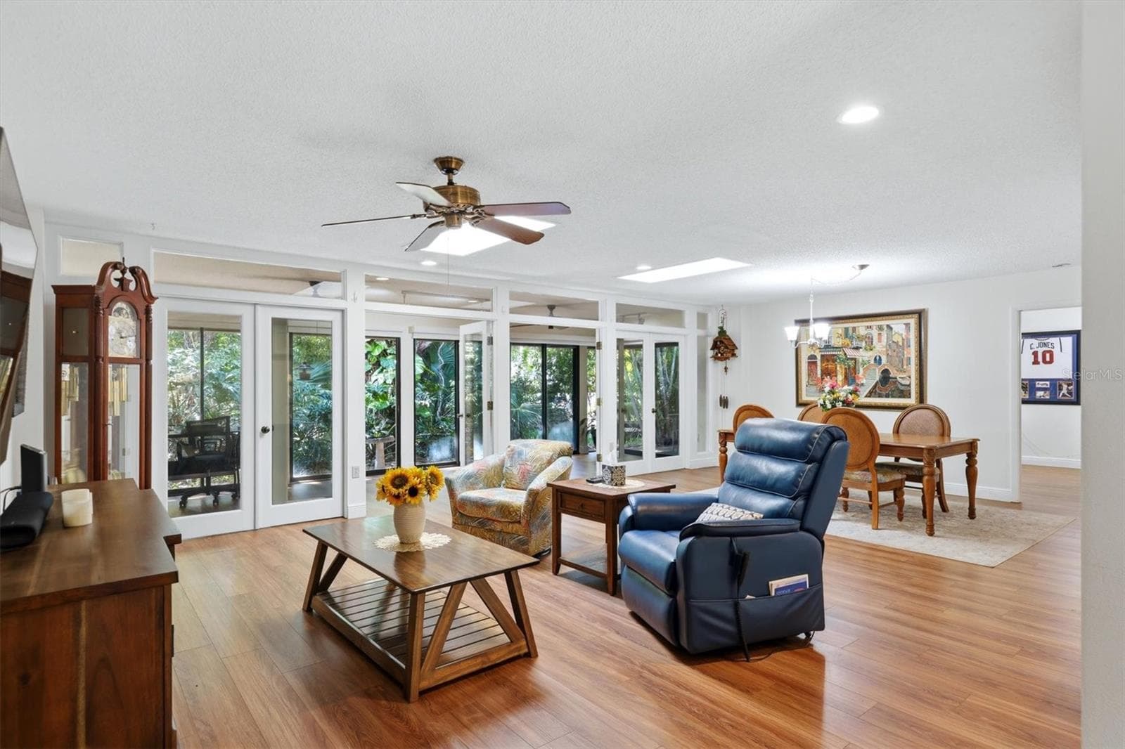 Open floor plan to full length sunroom with French doors - 3351 THORNWOOD RD #3351, SARASOTA