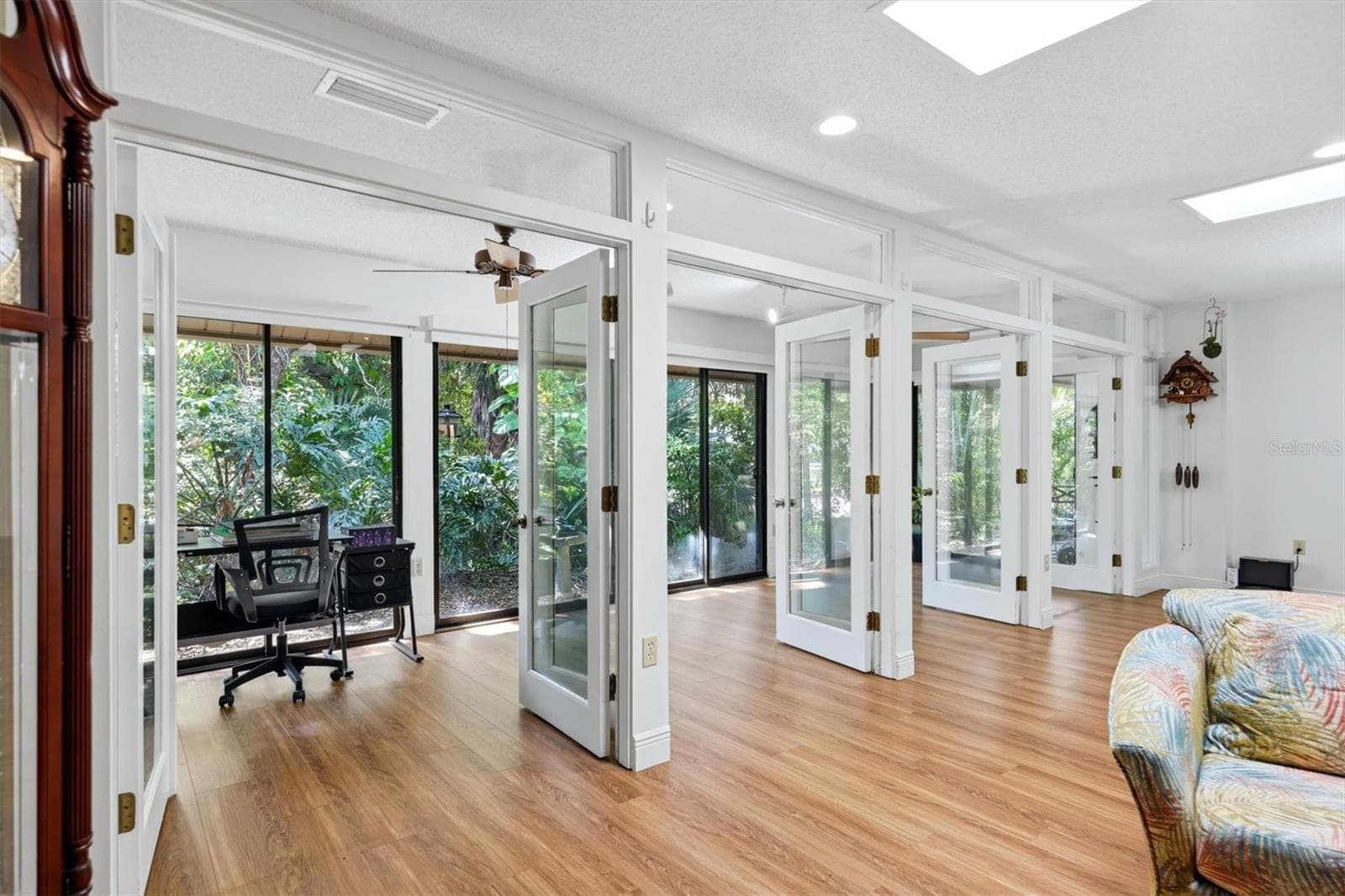 large sunroom with sliders to native Florida foliage - 3351 THORNWOOD RD #3351, SARASOTA