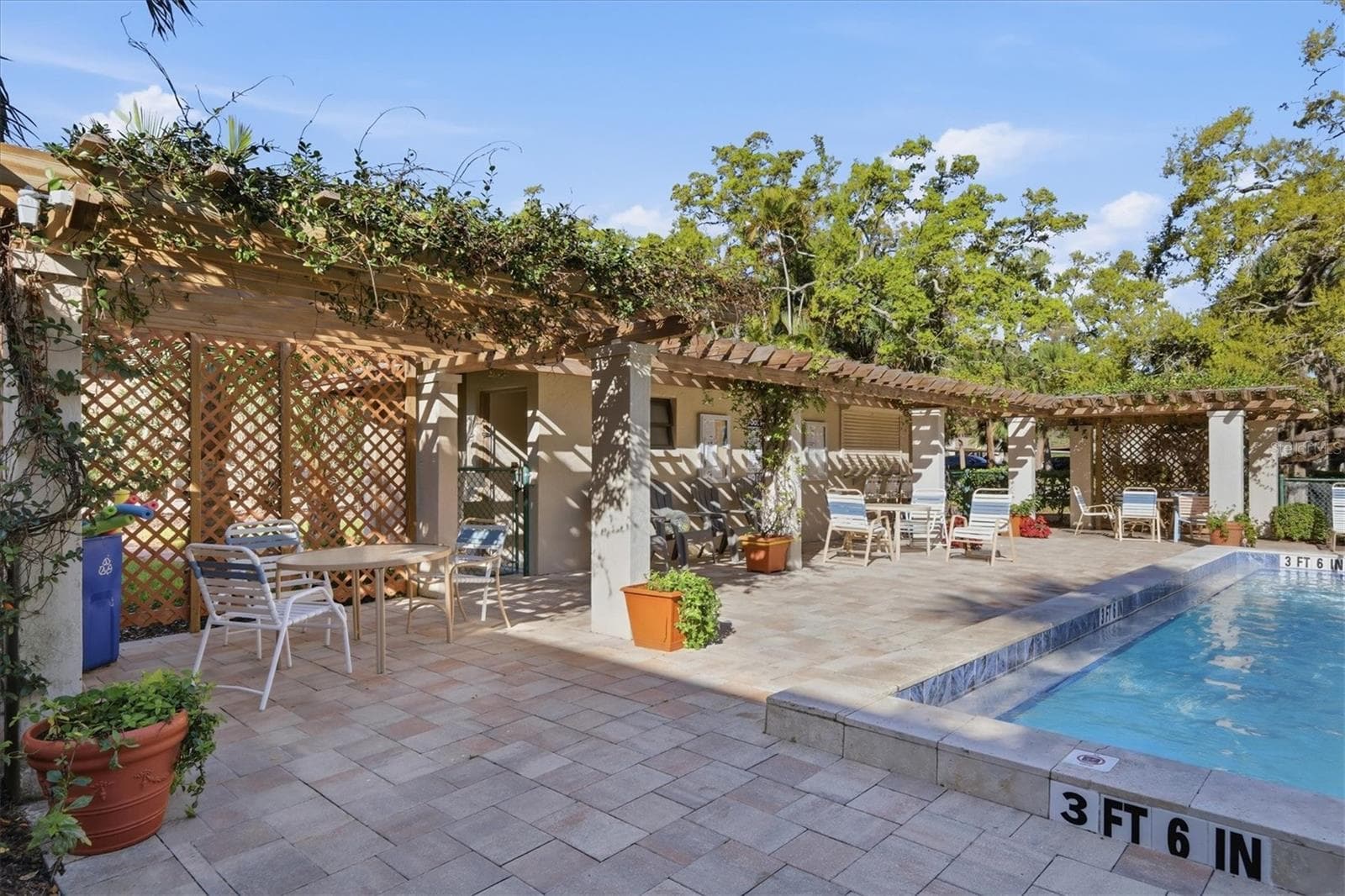 Pergolas, community kitchen, bathrooms and seating at heated pool area - 3351 THORNWOOD RD #3351, SARASOTA
