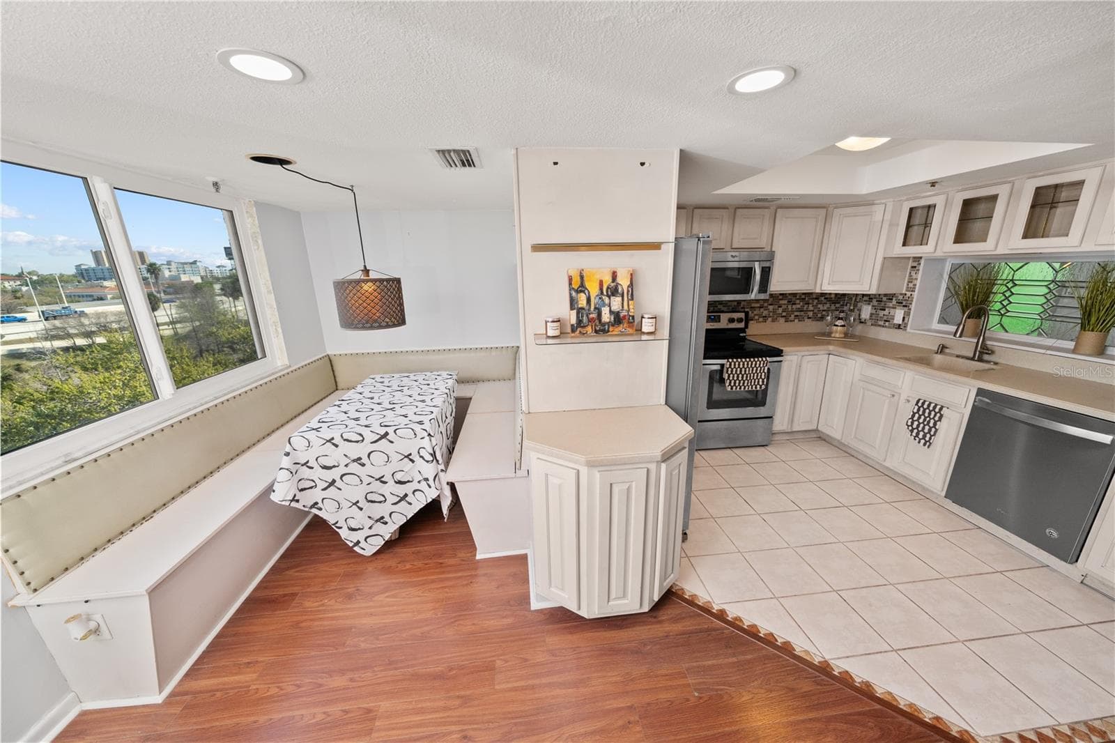 Kitchen with separate dinning area - 201 W LAUREL ST #701, TAMPA