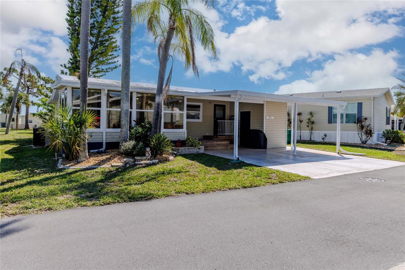 2100 KINGS HIGHWAY CRES #693