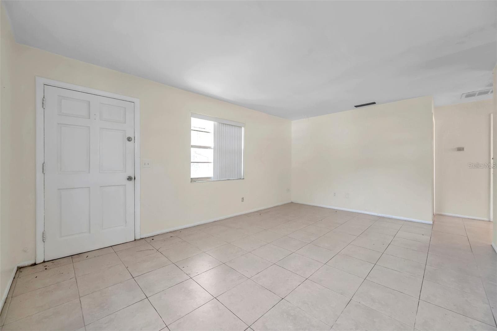 Spacious living room - 914 LAKE PALMS DR, LARGO