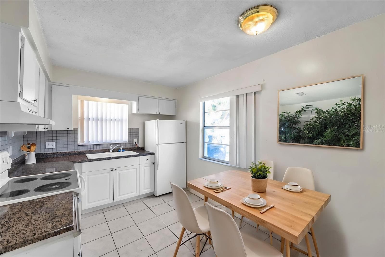 Virtually staged dinette area. - 914 LAKE PALMS DR, LARGO