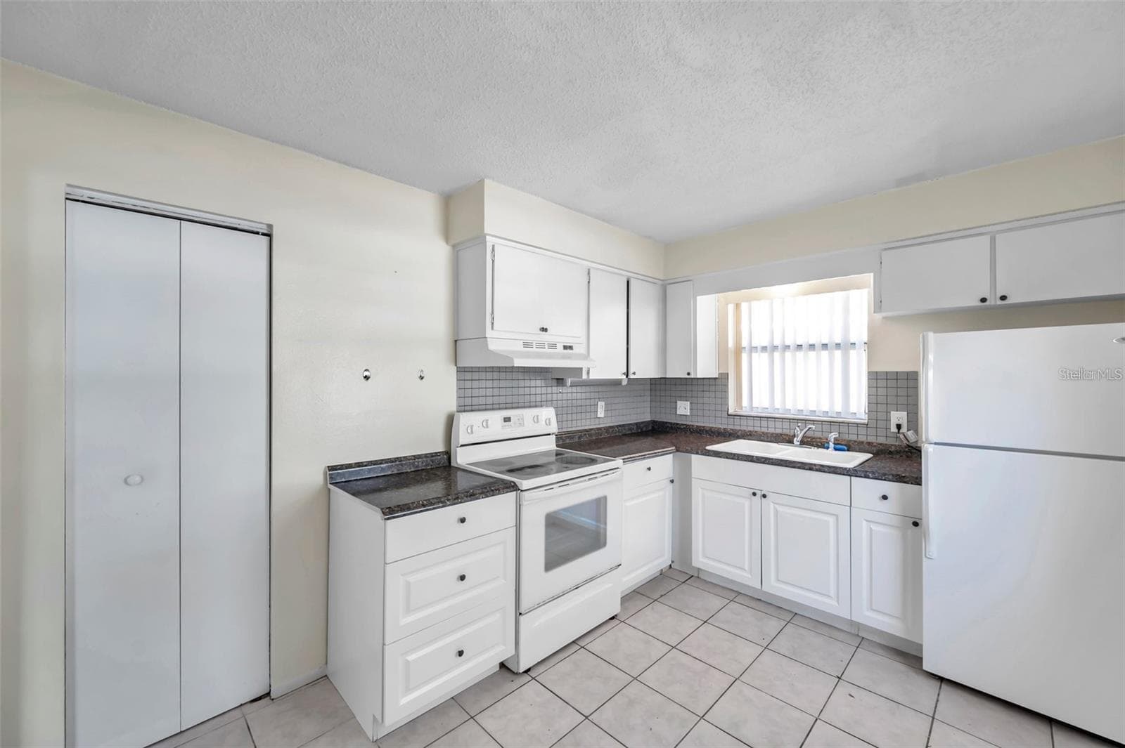 Plenty of storage for your kitchen goods! - 914 LAKE PALMS DR, LARGO