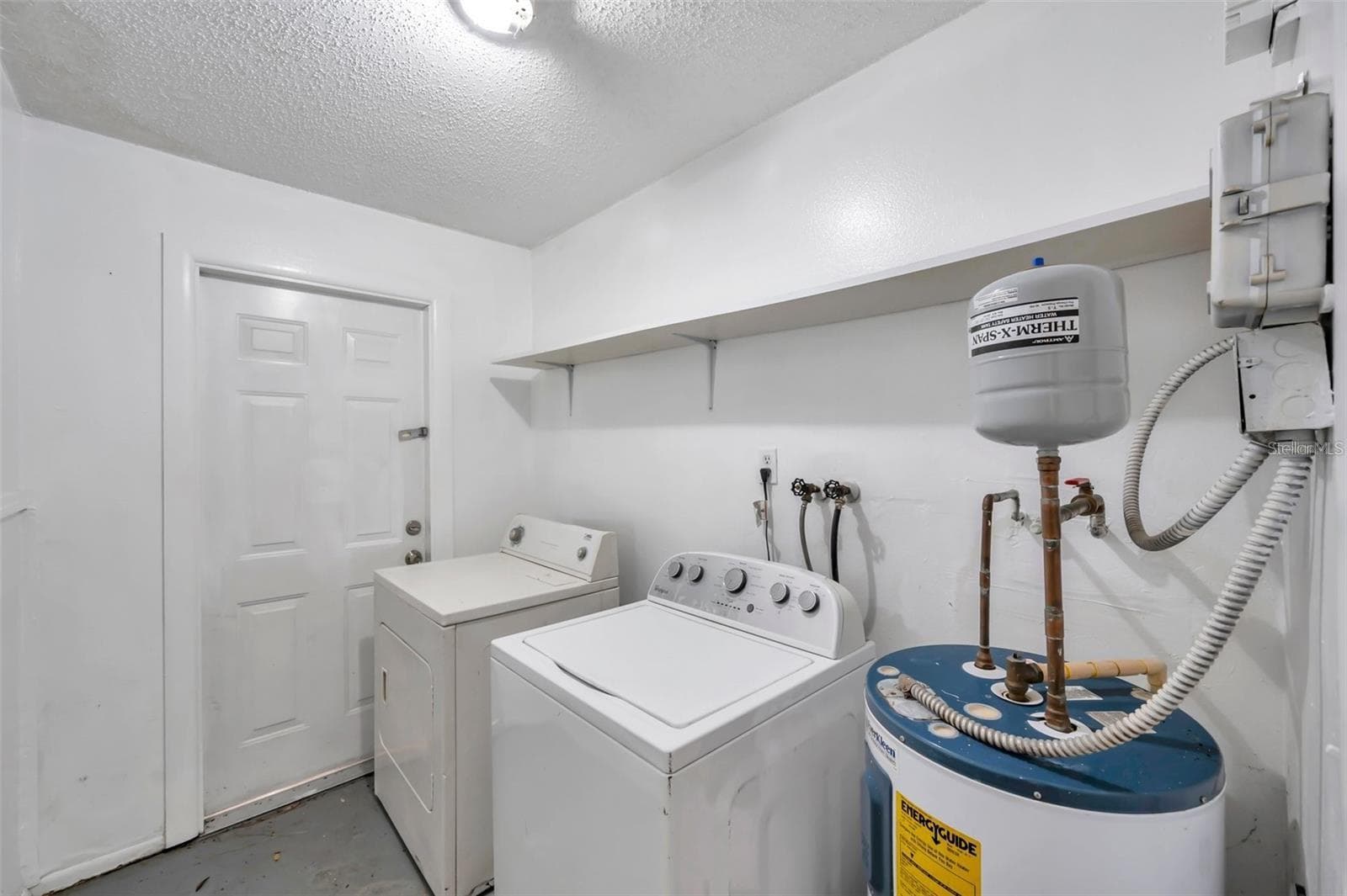 Utility room with W&D hookups. The washer and dryer does not convey. - 914 LAKE PALMS DR, LARGO