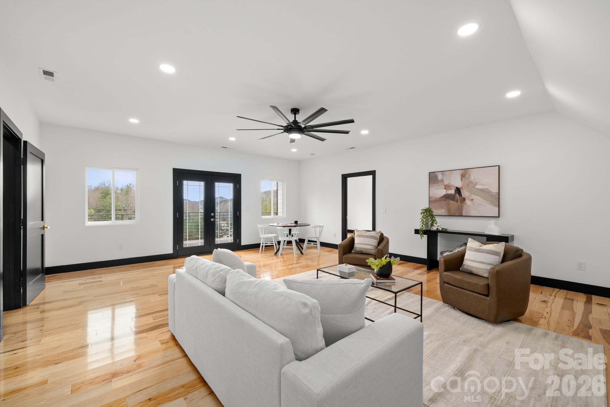 Large open space for game room, living room - 74 Jeranna Road, Mills River