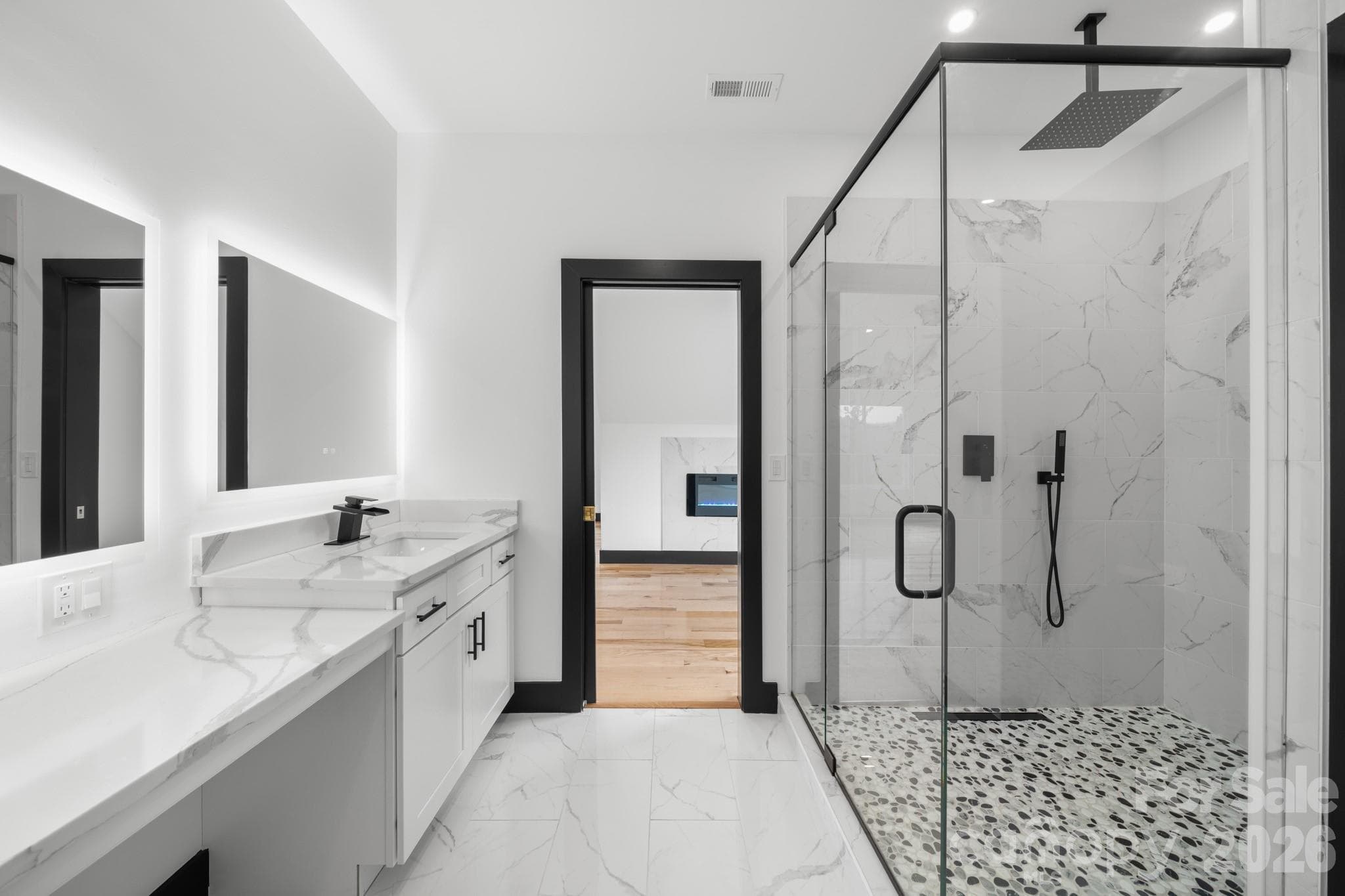 En suite bathroom, walk in shower - 74 Jeranna Road, Mills River