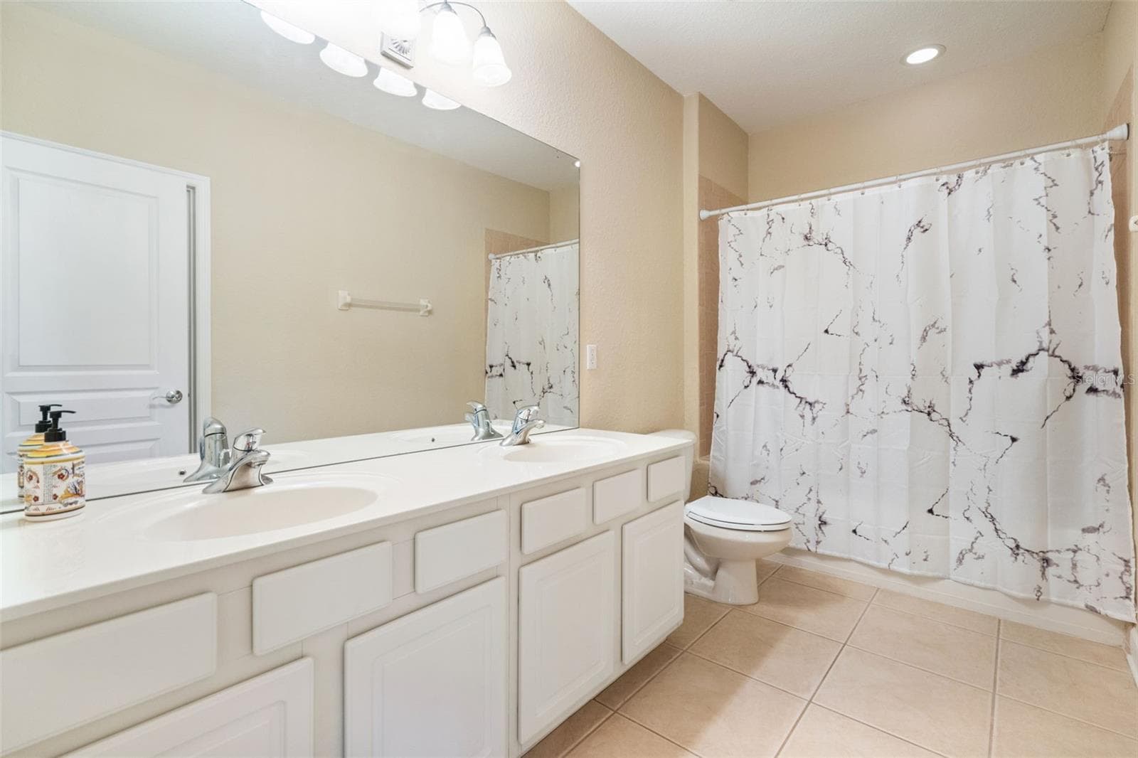 Hall Bath - 3099 METRO SEVILLA DR #101, ORLANDO