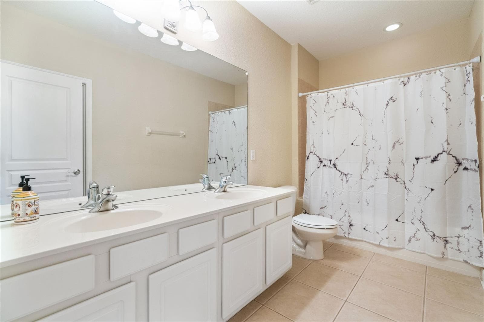 Hall Bath - 3099 METRO SEVILLA DR #101, ORLANDO