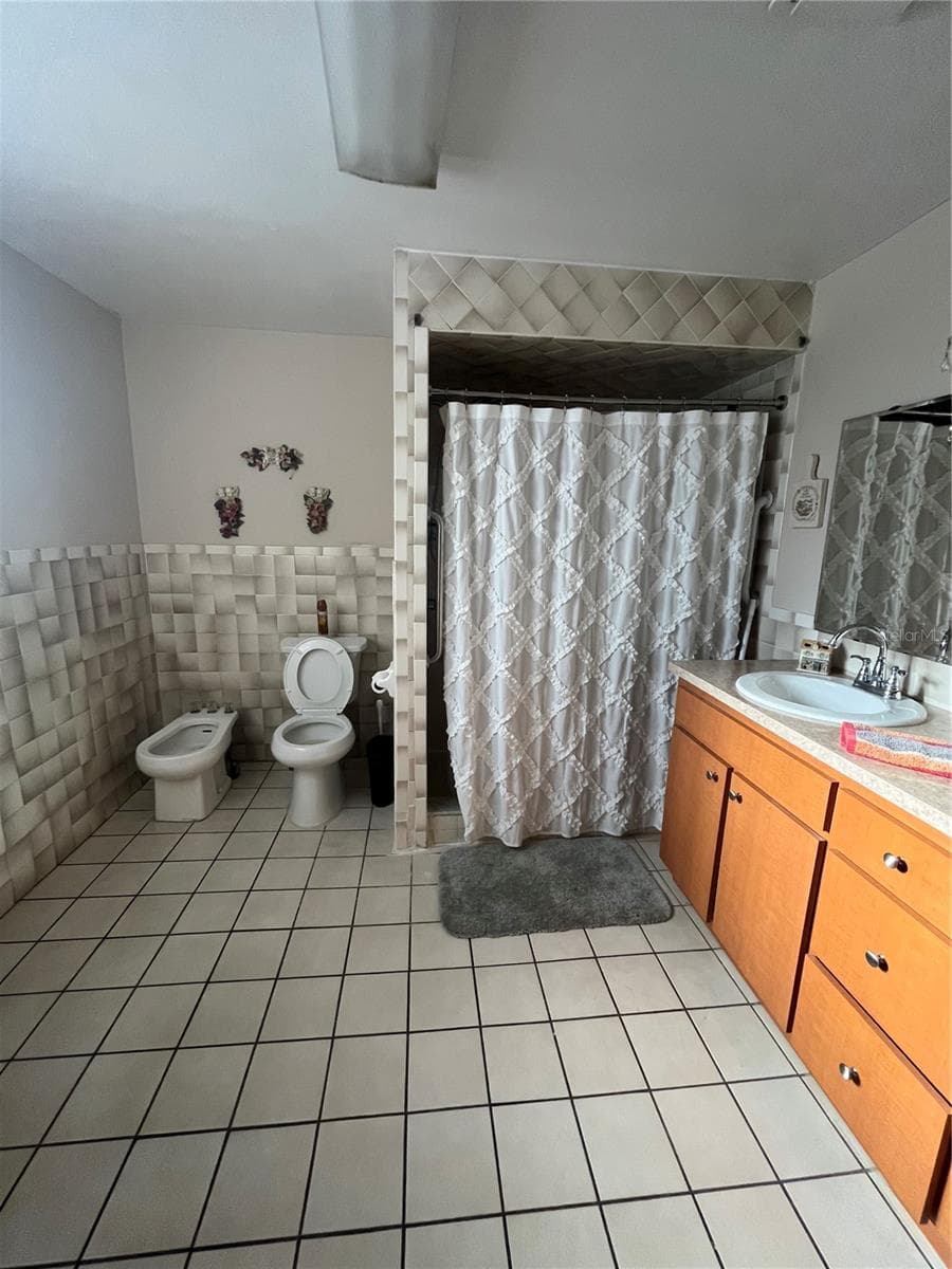 Main Bathroom - 2405 CORRINE ST, TAMPA