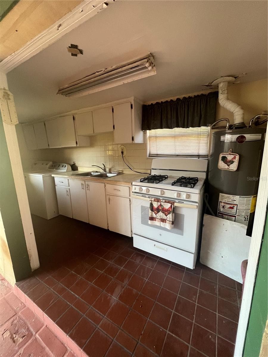 Outdoor kitchen - 2405 CORRINE ST, TAMPA