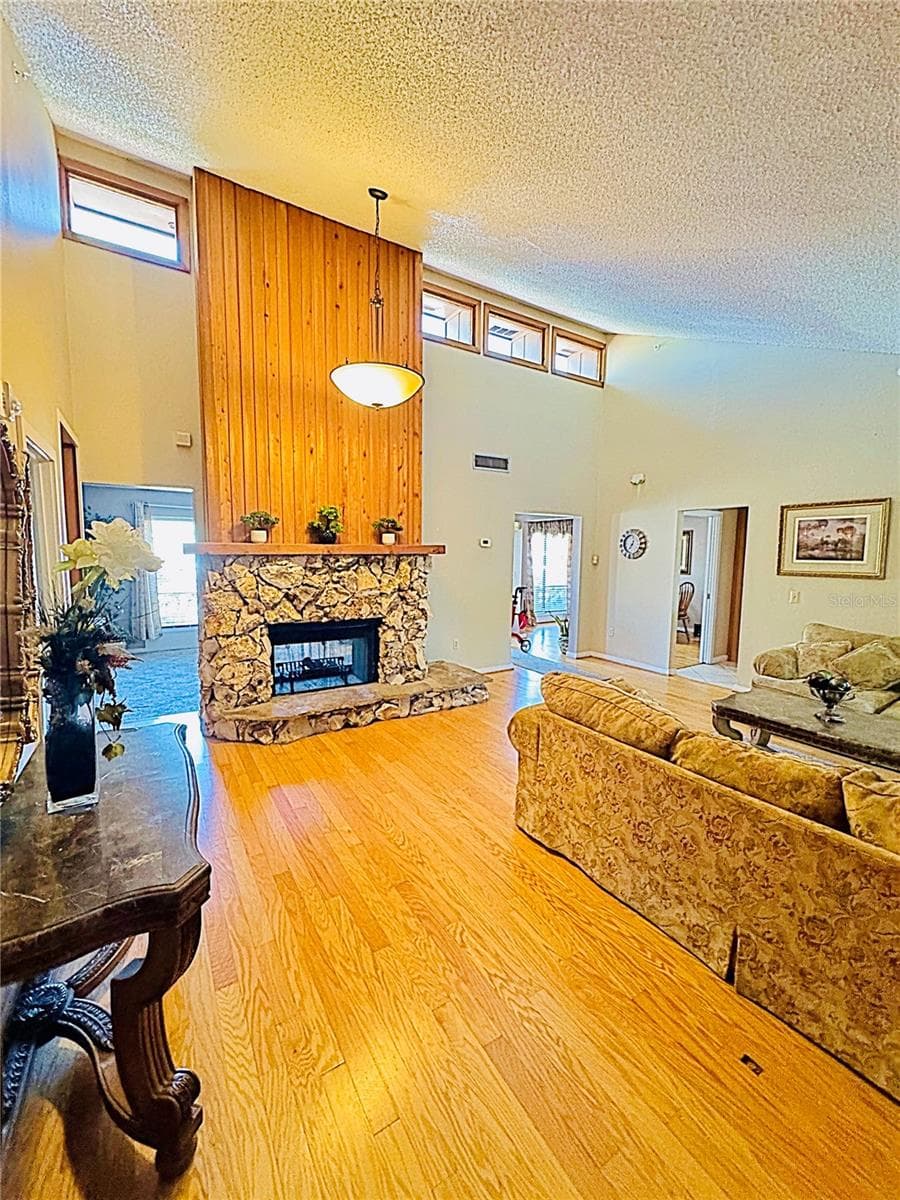 FAMILY RM WITH FIREPLACE, AND ACCESS TO LIVING RM - KITCHEN AND DINING RM - 4504 CRIMSON CT, ORLANDO