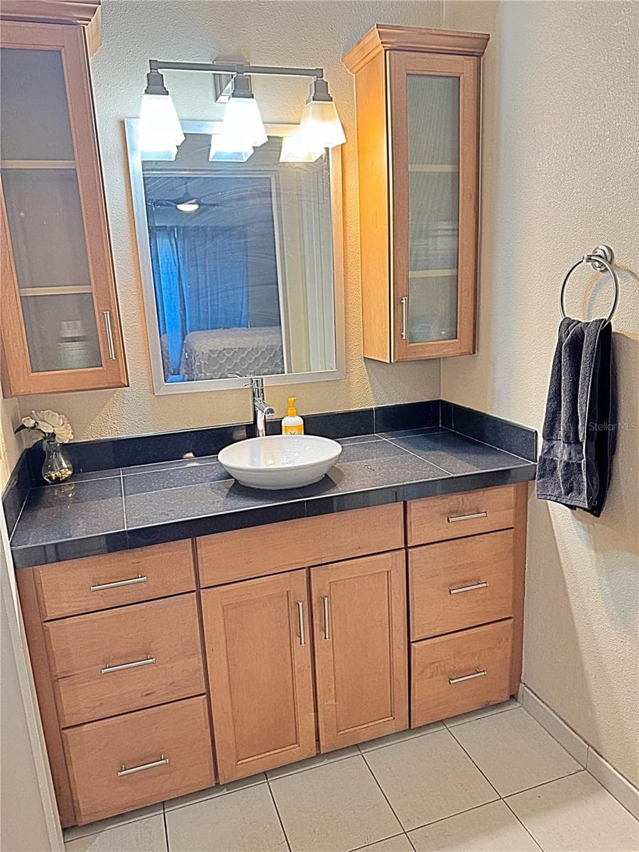 PRIMARY BATHROOM WITH SUNKEN SHOWER - 4504 CRIMSON CT, ORLANDO