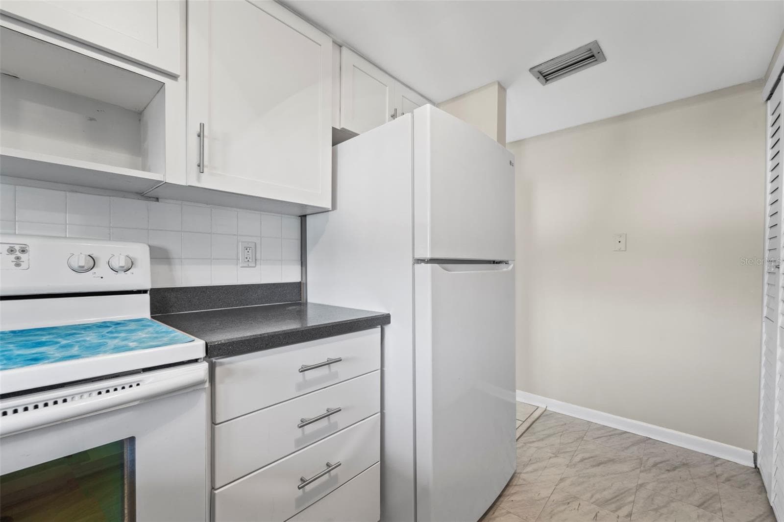 Kitchen with nice appliances - 1 WINDRUSH BLVD #24, INDIAN ROCKS BEACH