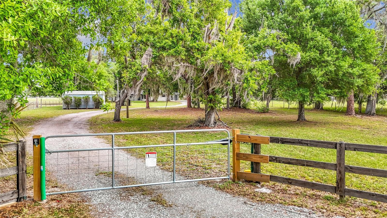 Front electric gated entrance - 216 CORBETT RD, LITHIA