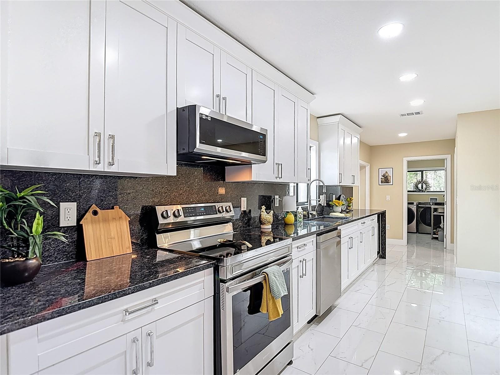 Updated kitchen - 216 CORBETT RD, LITHIA