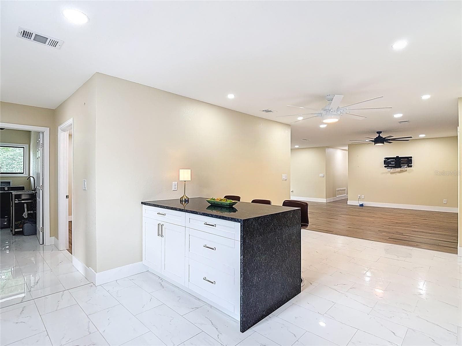 bar area w/storage - 216 CORBETT RD, LITHIA