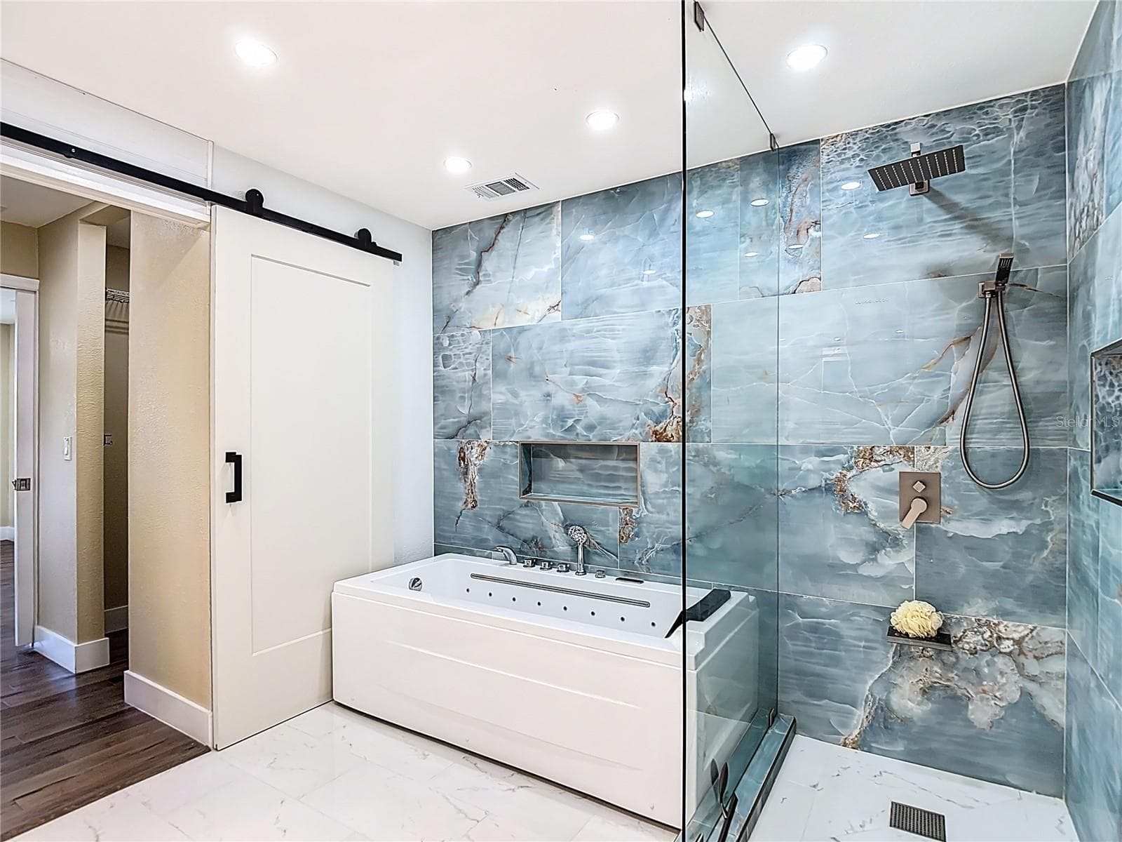 walk in shower and jetted tub - 216 CORBETT RD, LITHIA