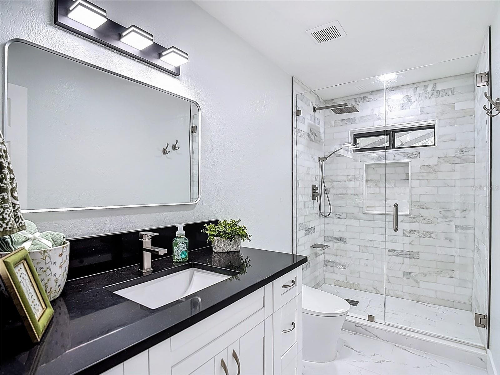 shared bath for bedroom 2 & 3 - 216 CORBETT RD, LITHIA