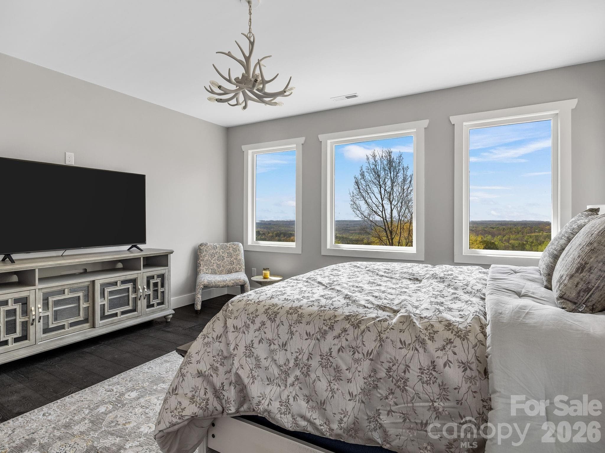 Primary suite, antler chandier. - 345 Preservation Trail, Columbus