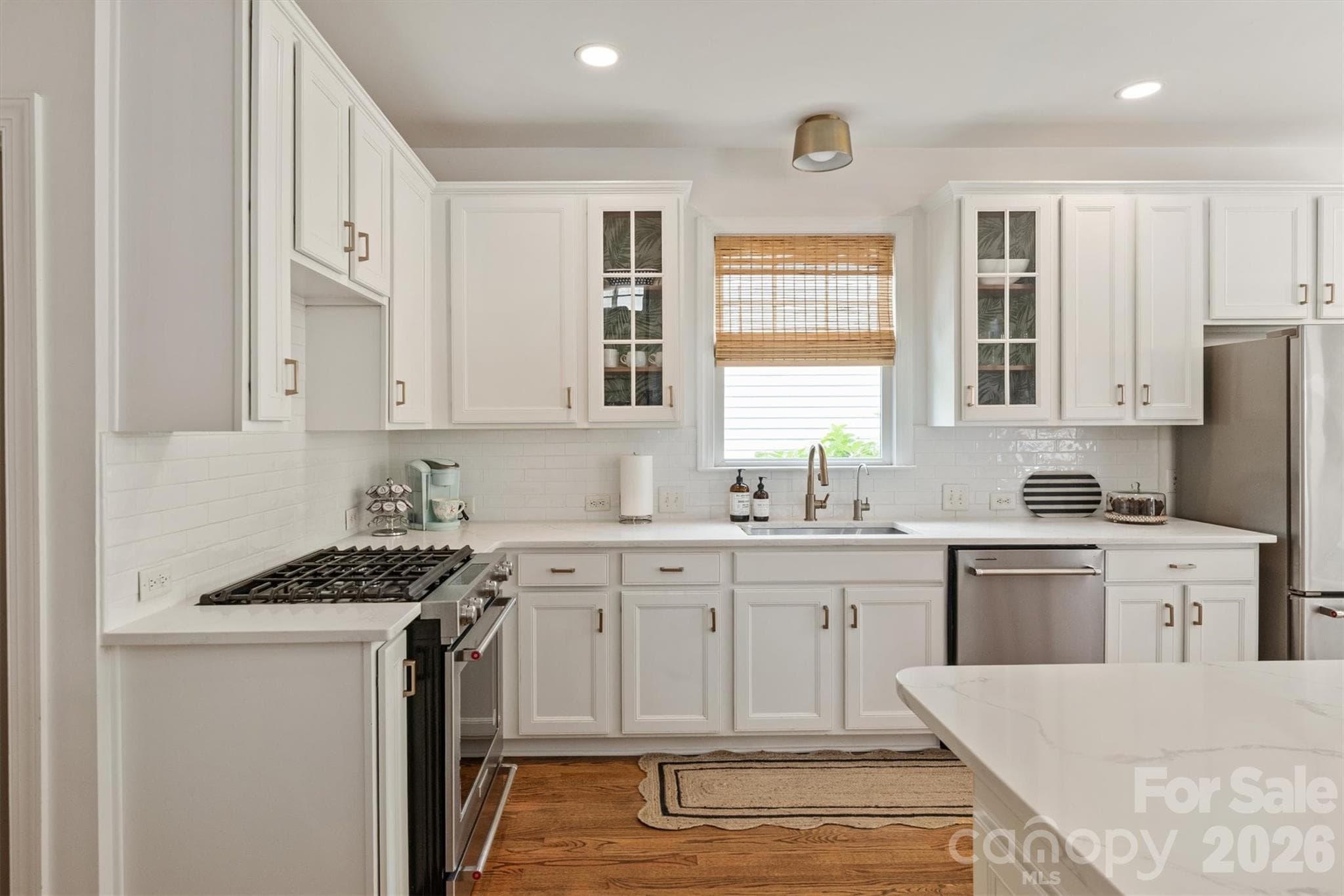 Bright WHITE kitchen - 869 Stratford Run Drive, Fort Mill