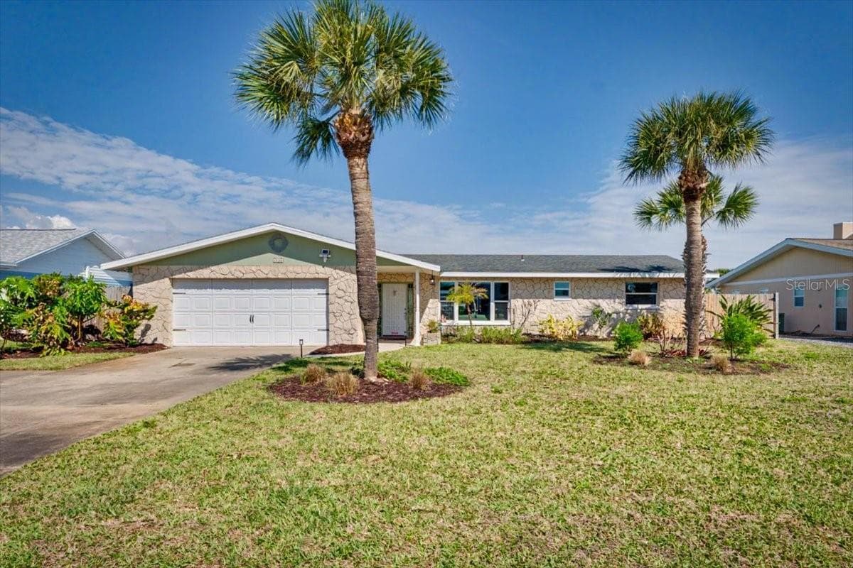 Front Exterior - 124 ANCHOR DR, PONCE INLET