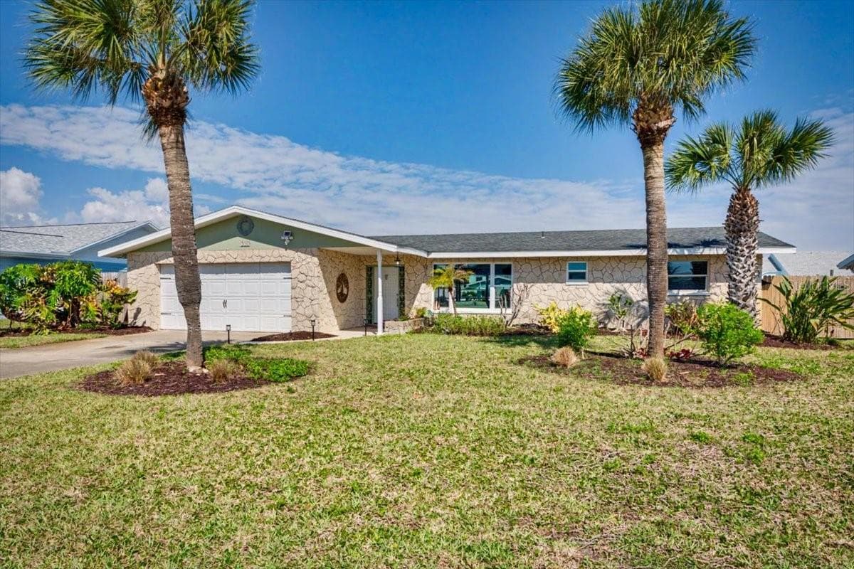 Front Exterior - 124 ANCHOR DR, PONCE INLET