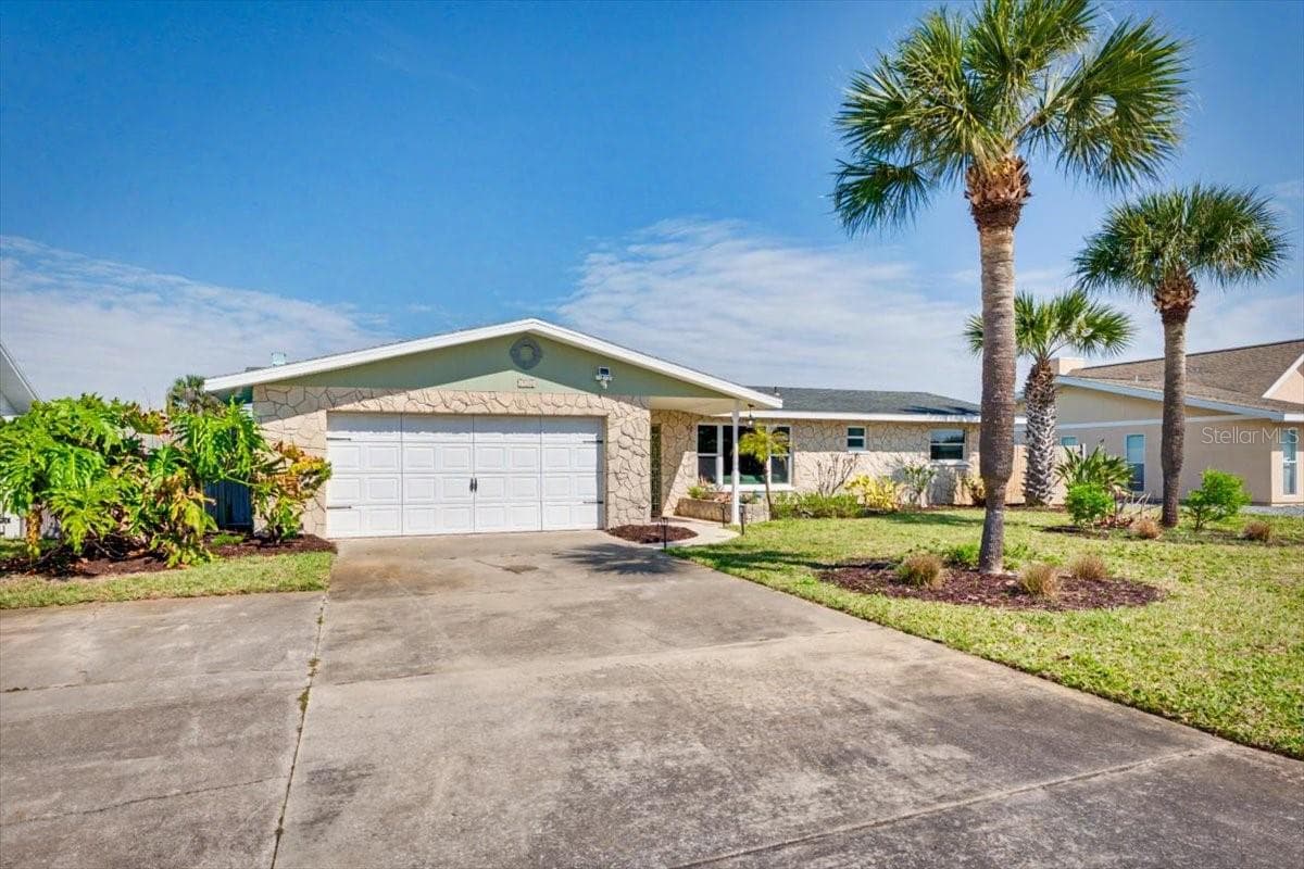 Front Exterior - 124 ANCHOR DR, PONCE INLET
