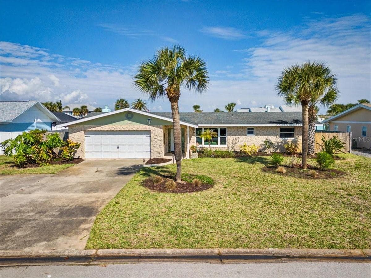 Front Exterior - 124 ANCHOR DR, PONCE INLET