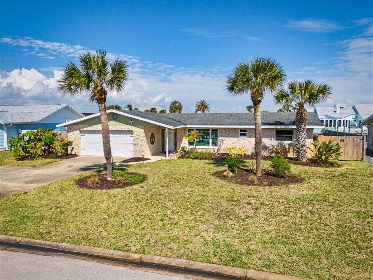 Front Exterior - 124 ANCHOR DR, PONCE INLET