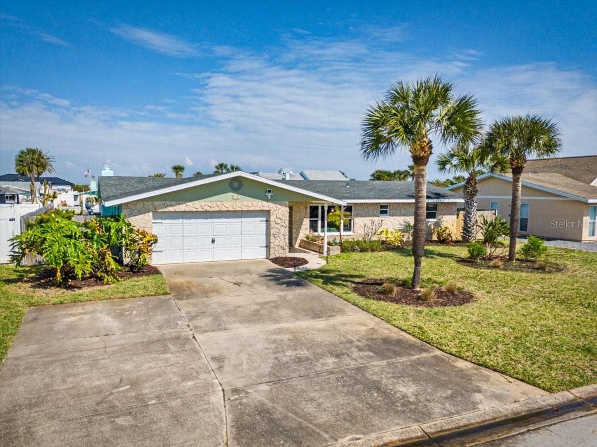 Front Exterior - 124 ANCHOR DR, PONCE INLET