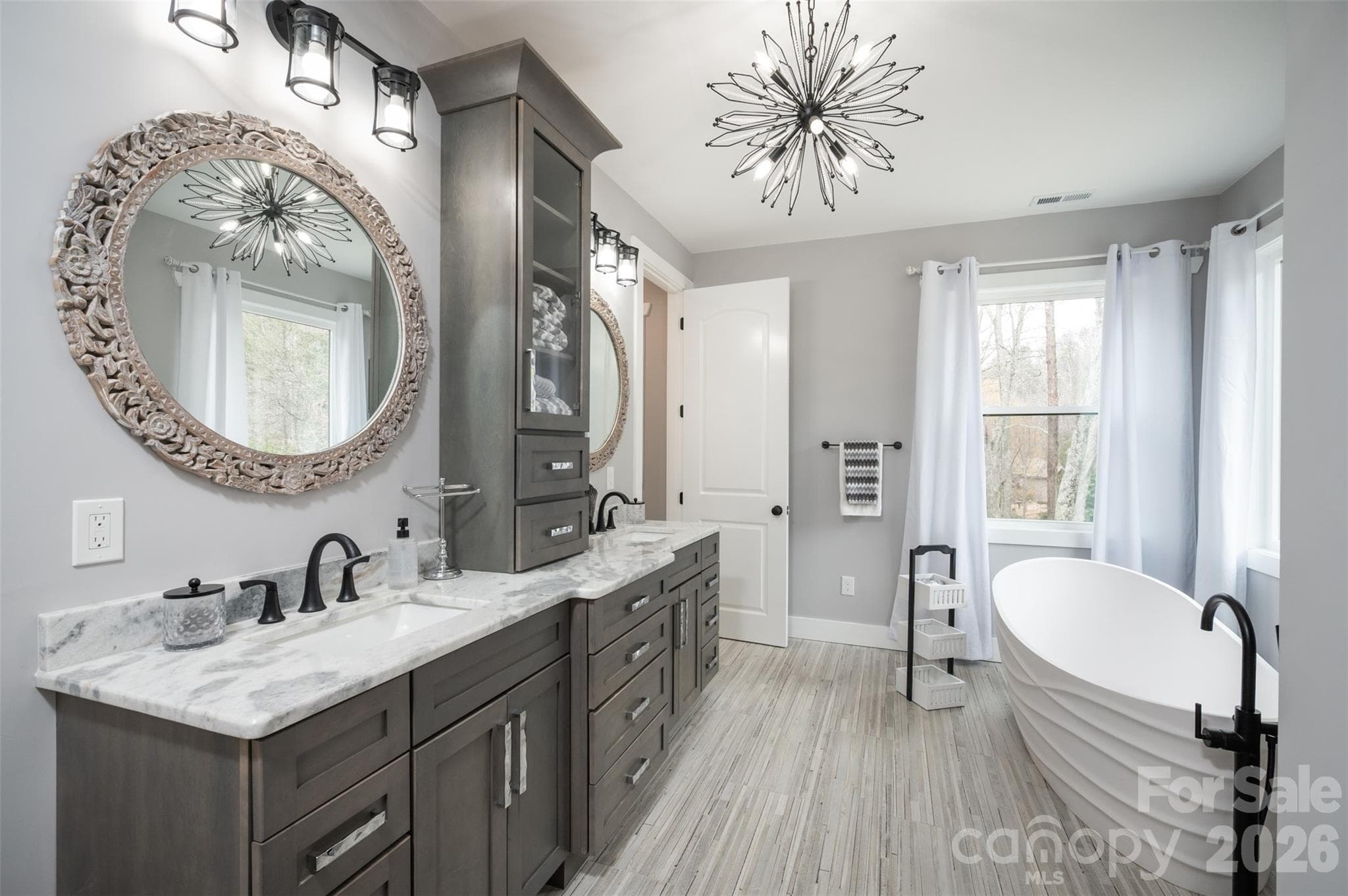 Top-of-the-line deep soak tub. - 345 Preservation Trail, Columbus