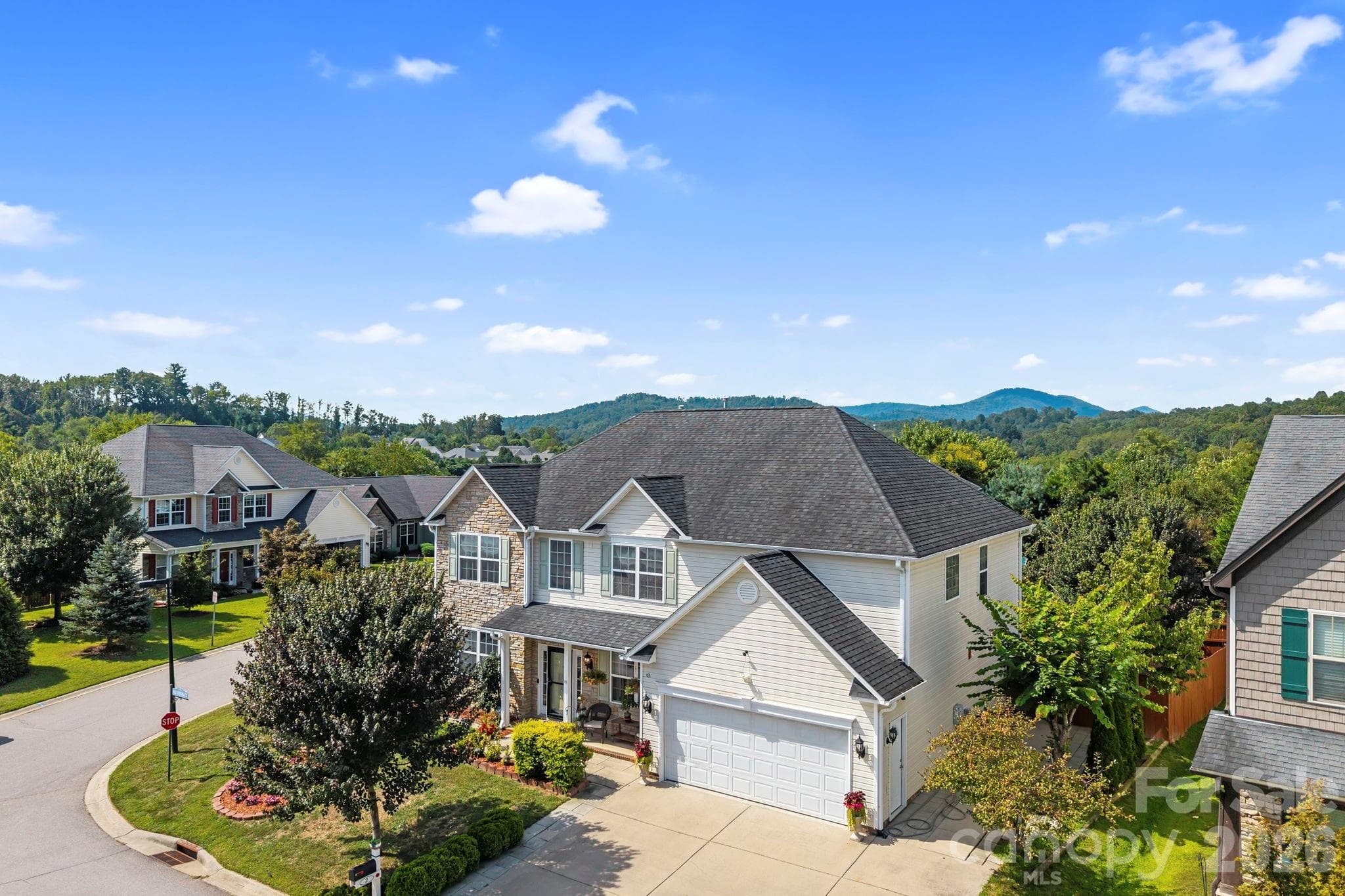 Single Family Residence at 2 Breyerton Court, Asheville, photo 2 of 47