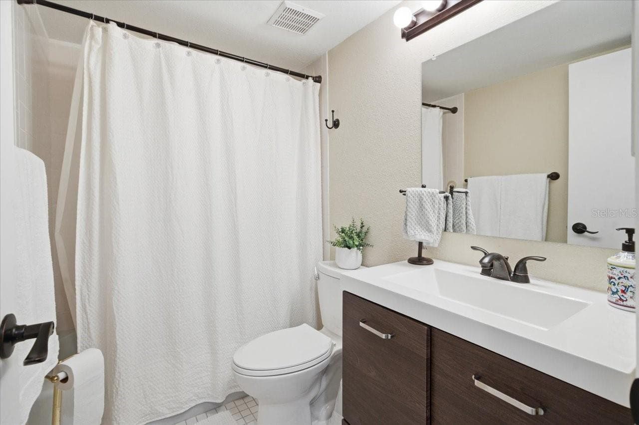 Guest bath - 10603 CARROLLBROOK WAY #10603, TAMPA