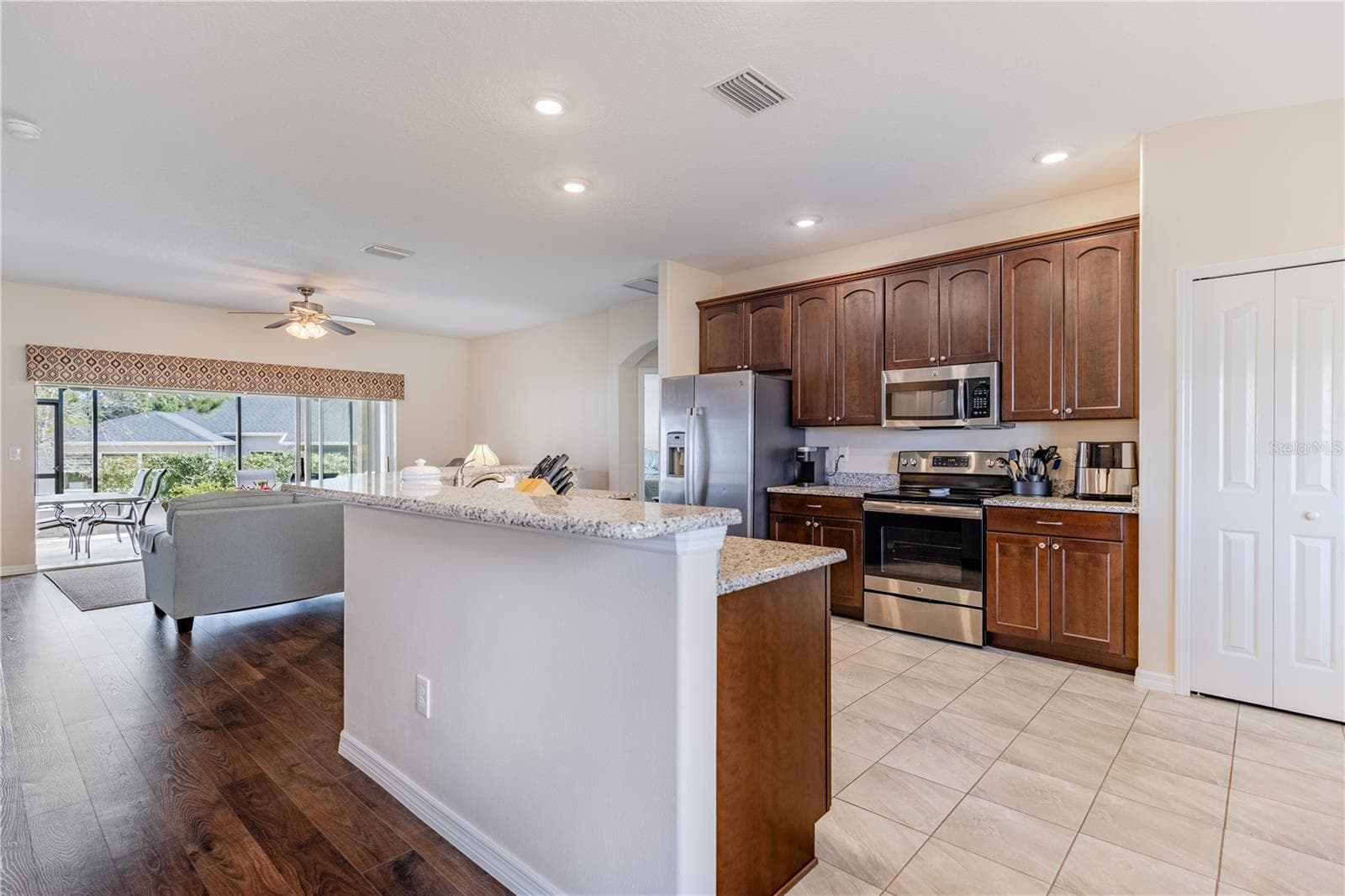 Single Family Residence at 27118 ROANOKE DR, LEESBURG, photo 4 of 38