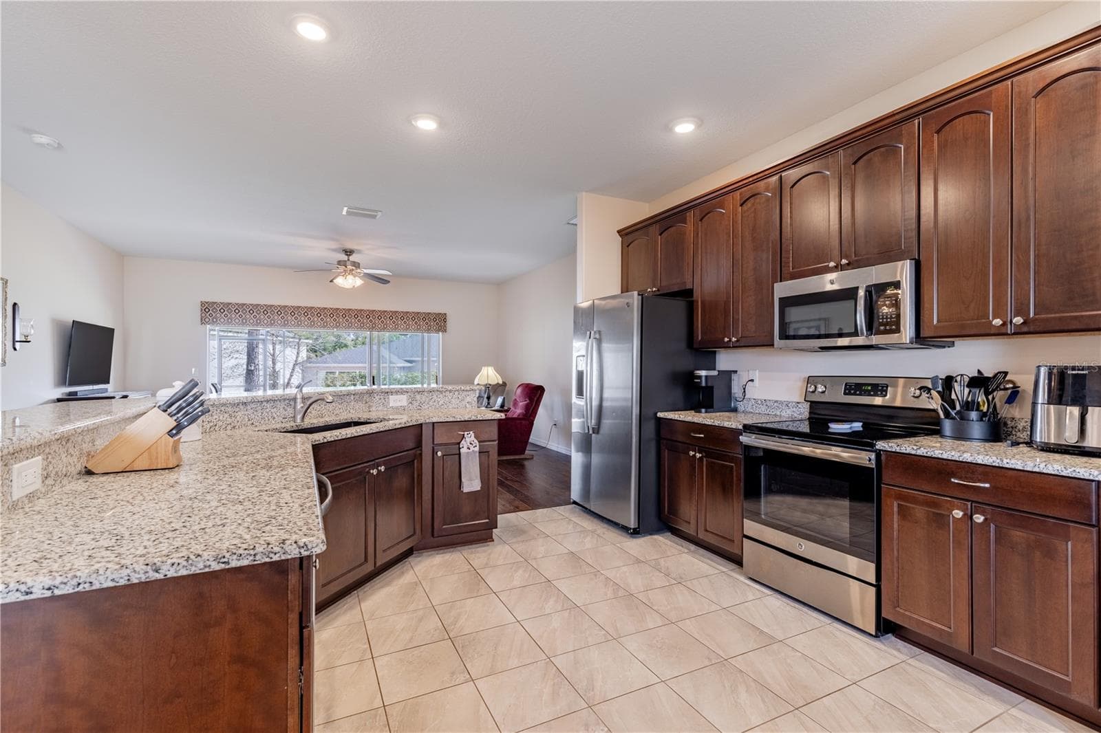 Single Family Residence at 27118 ROANOKE DR, LEESBURG, photo 6 of 38