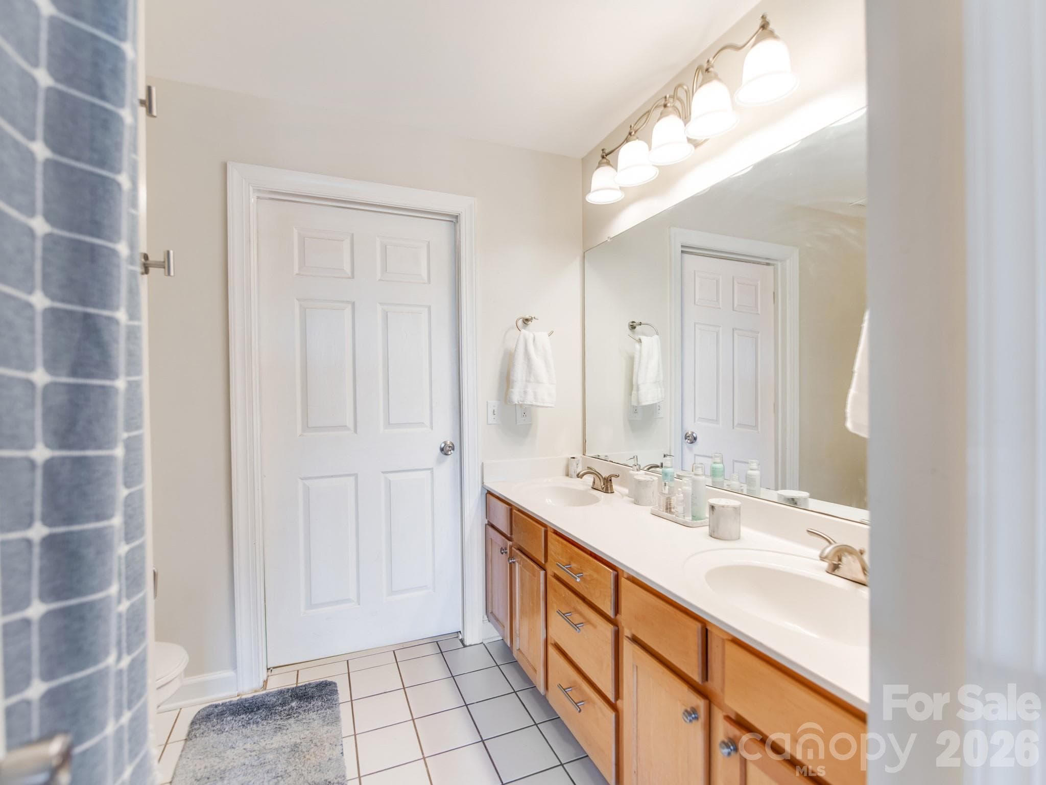 primary bathroom w/ dual vanities & large closet - Charlotte