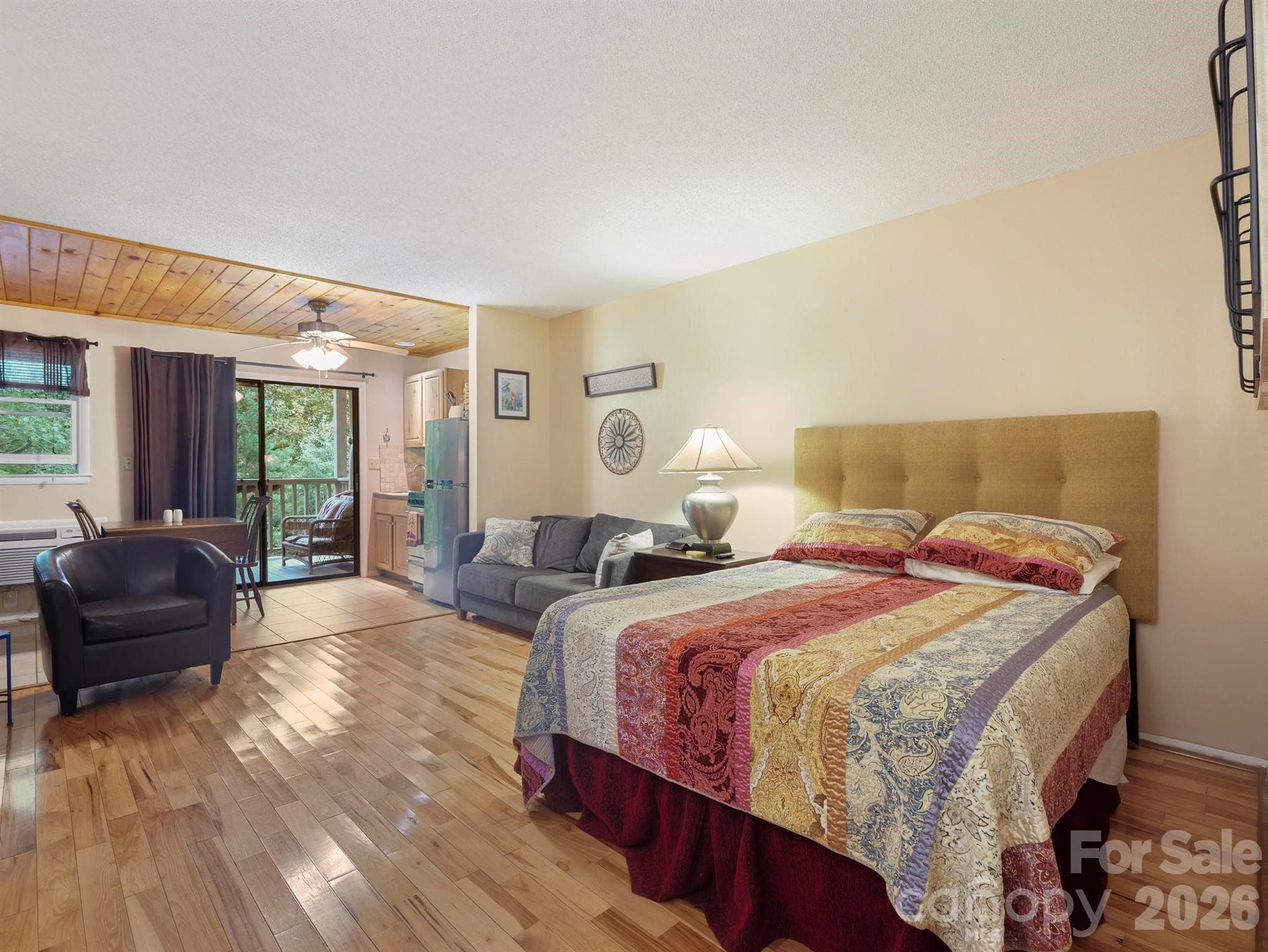Queen size bed - 160 Whitney Boulevard, Lake Lure