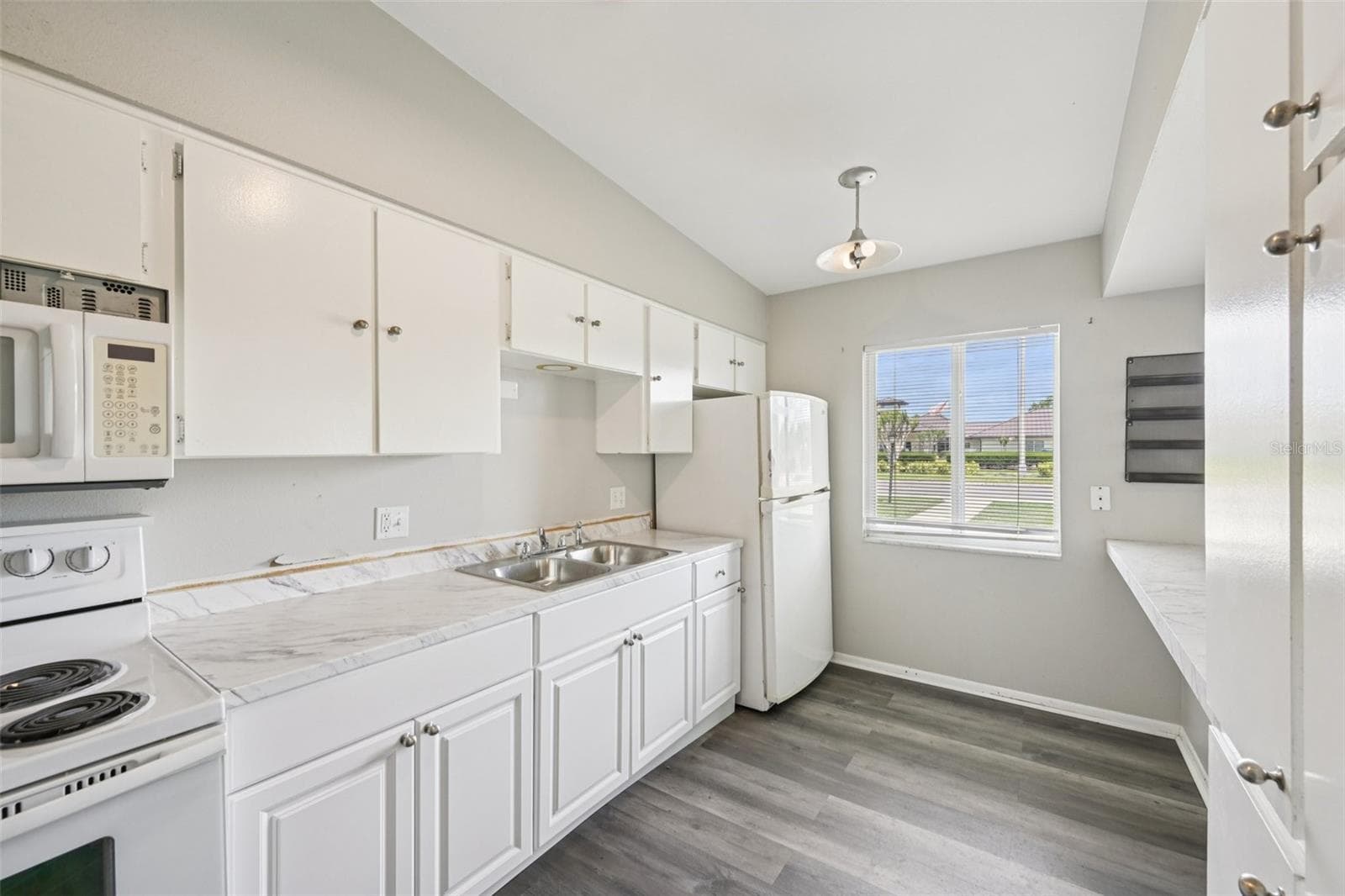 Townhouse at 1010 N PEBBLE BEACH BLVD, SUN CITY CENTER, photo 7 of 44