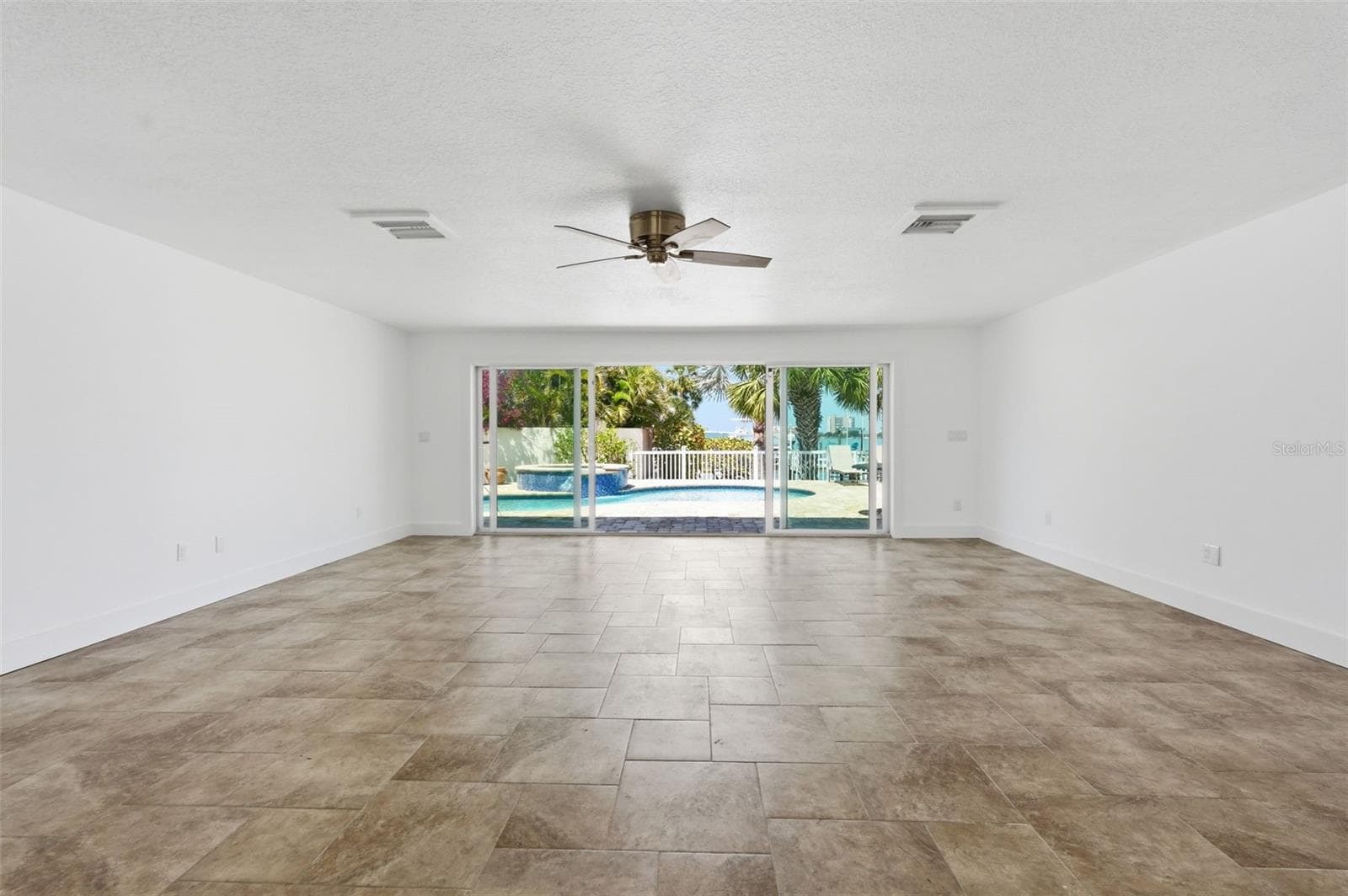 Living Room - Sliders Open - 711 64TH AVE, ST PETE BEACH