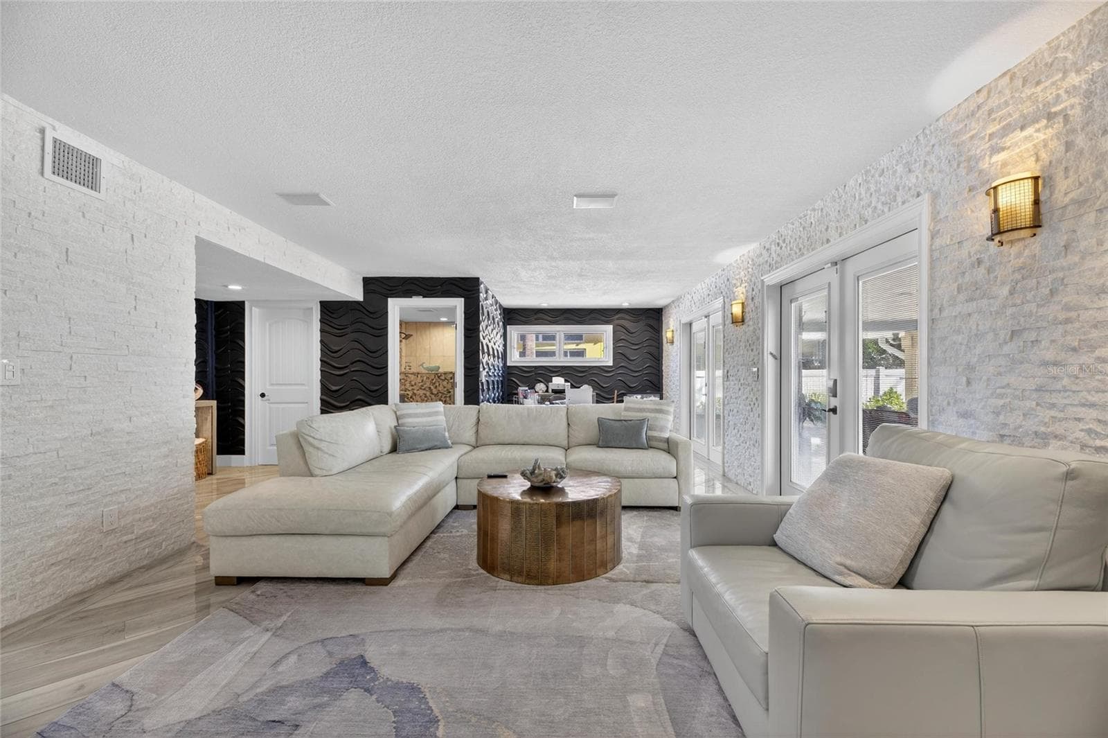 Living Room w/ stone gas fireplace - 931 GULF BLVD, BELLEAIR BEACH