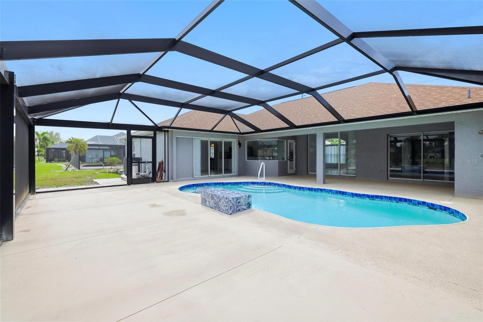 Large screened lanai with heated pool, spa, and plenty of room for entertaining - 605 ROTONDA CIR, ROTONDA WEST